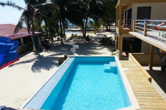 Beach Club Budget Rooms At Popeyes Caye Caulker Esterno foto