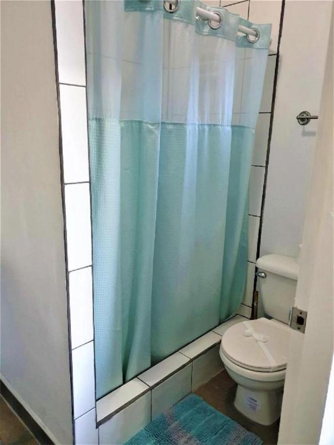 Beach Club Budget Rooms At Popeyes Caye Caulker Esterno foto