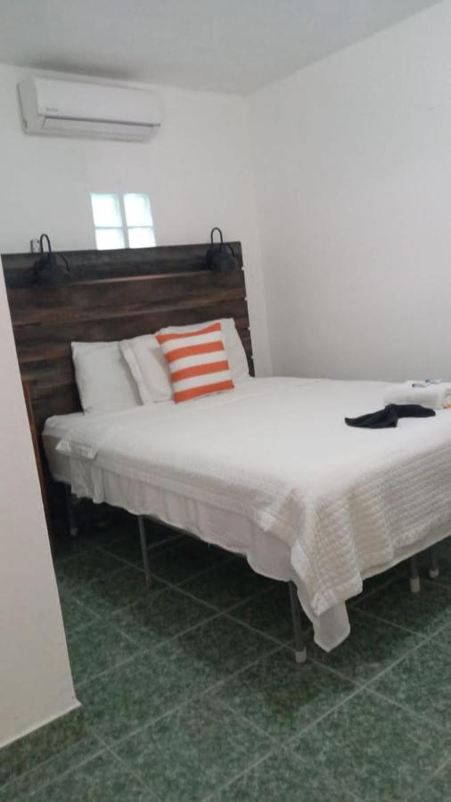 Beach Club Budget Rooms At Popeyes Caye Caulker Esterno foto