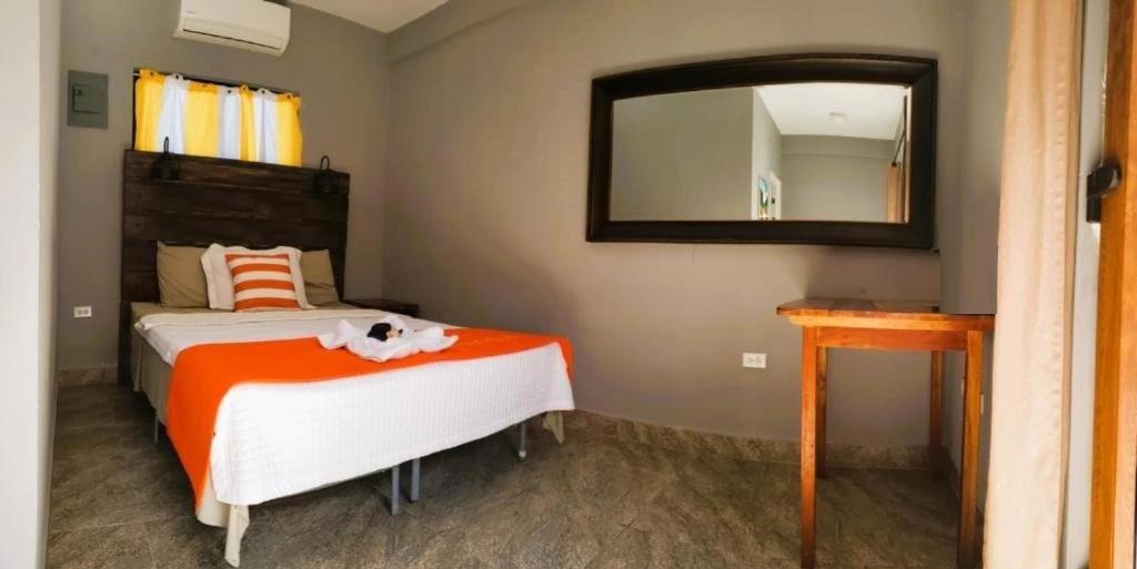 Beach Club Budget Rooms At Popeyes Caye Caulker Esterno foto