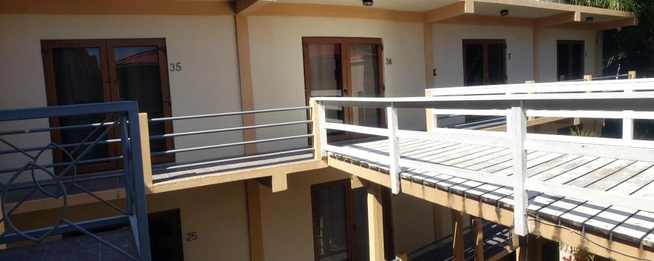 Beach Club Budget Rooms At Popeyes Caye Caulker Esterno foto