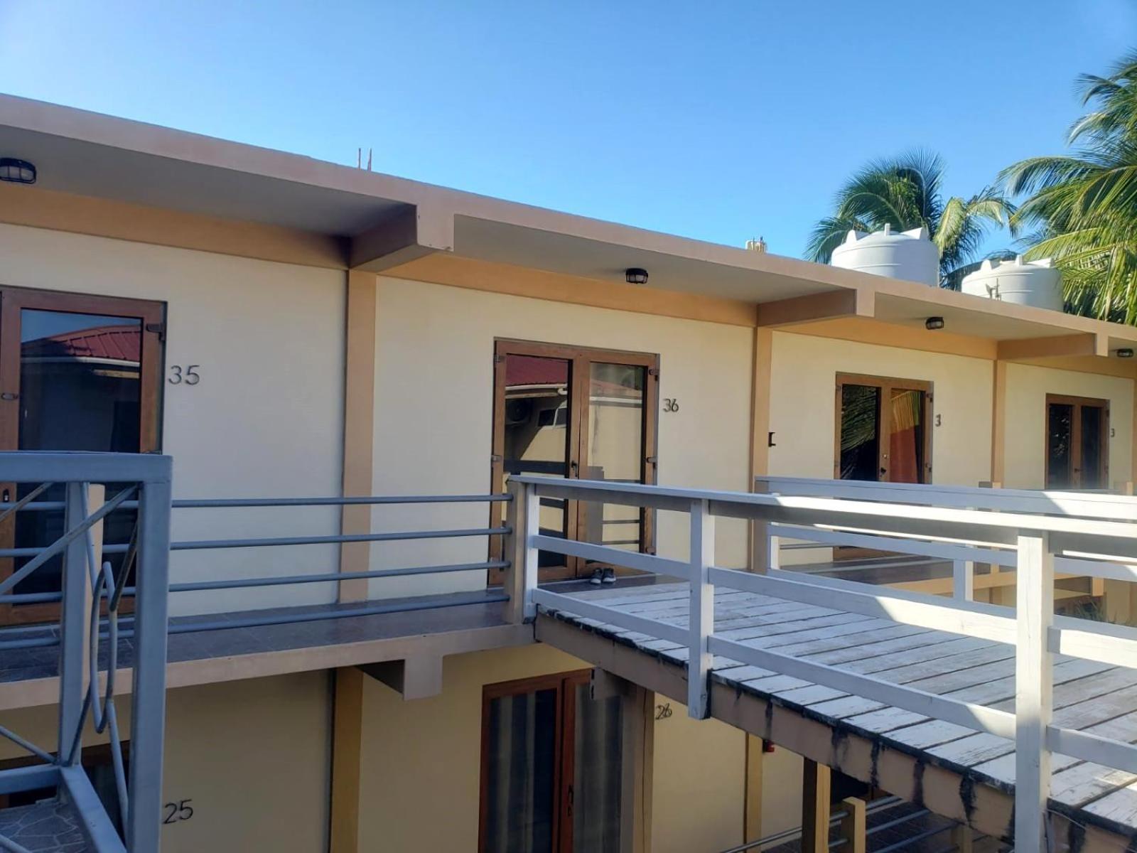 Beach Club Budget Rooms At Popeyes Caye Caulker Esterno foto