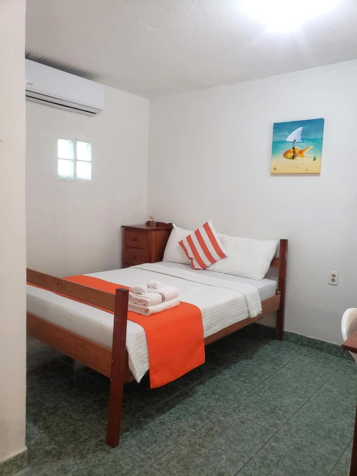 Beach Club Budget Rooms At Popeyes Caye Caulker Esterno foto