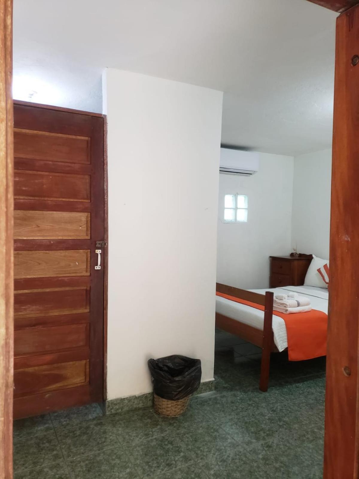 Beach Club Budget Rooms At Popeyes Caye Caulker Esterno foto