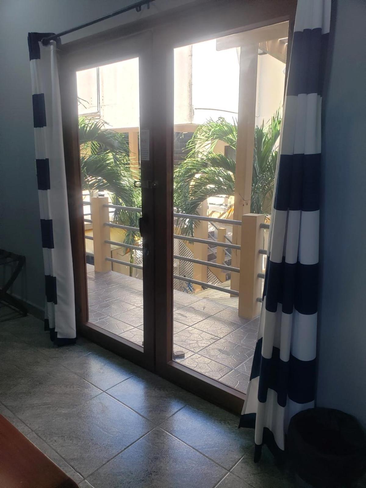Beach Club Budget Rooms At Popeyes Caye Caulker Esterno foto