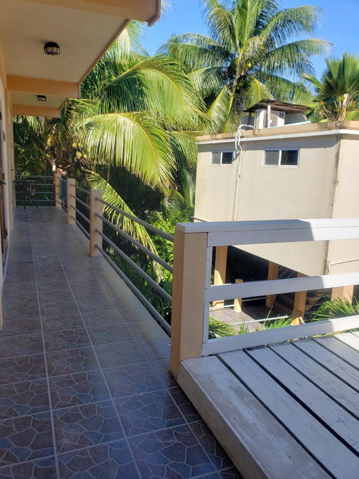 Beach Club Budget Rooms At Popeyes Caye Caulker Esterno foto