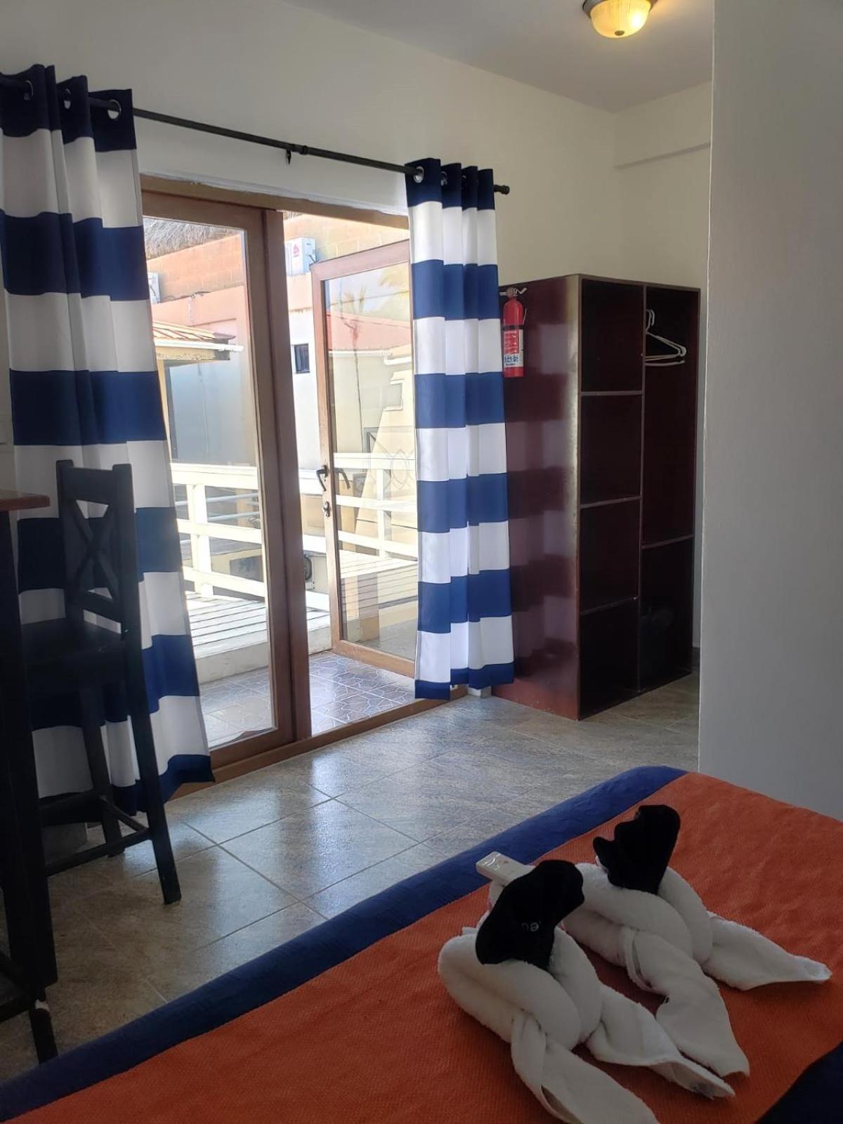 Beach Club Budget Rooms At Popeyes Caye Caulker Esterno foto