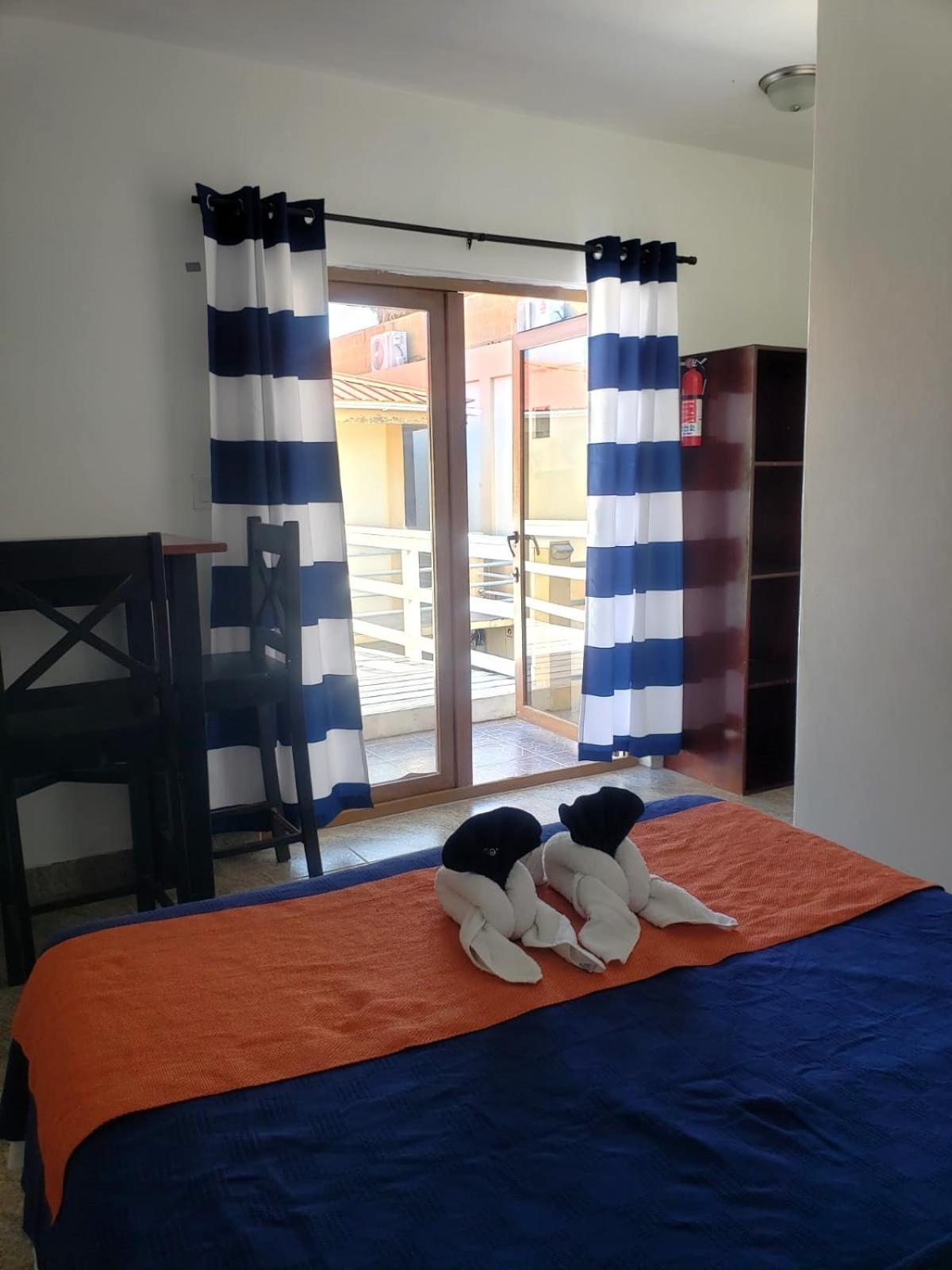 Beach Club Budget Rooms At Popeyes Caye Caulker Esterno foto