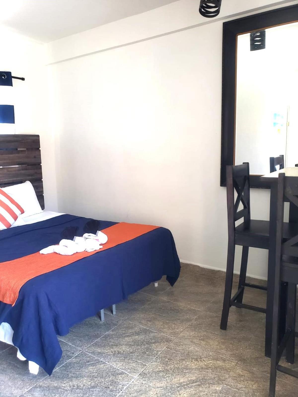 Beach Club Budget Rooms At Popeyes Caye Caulker Esterno foto