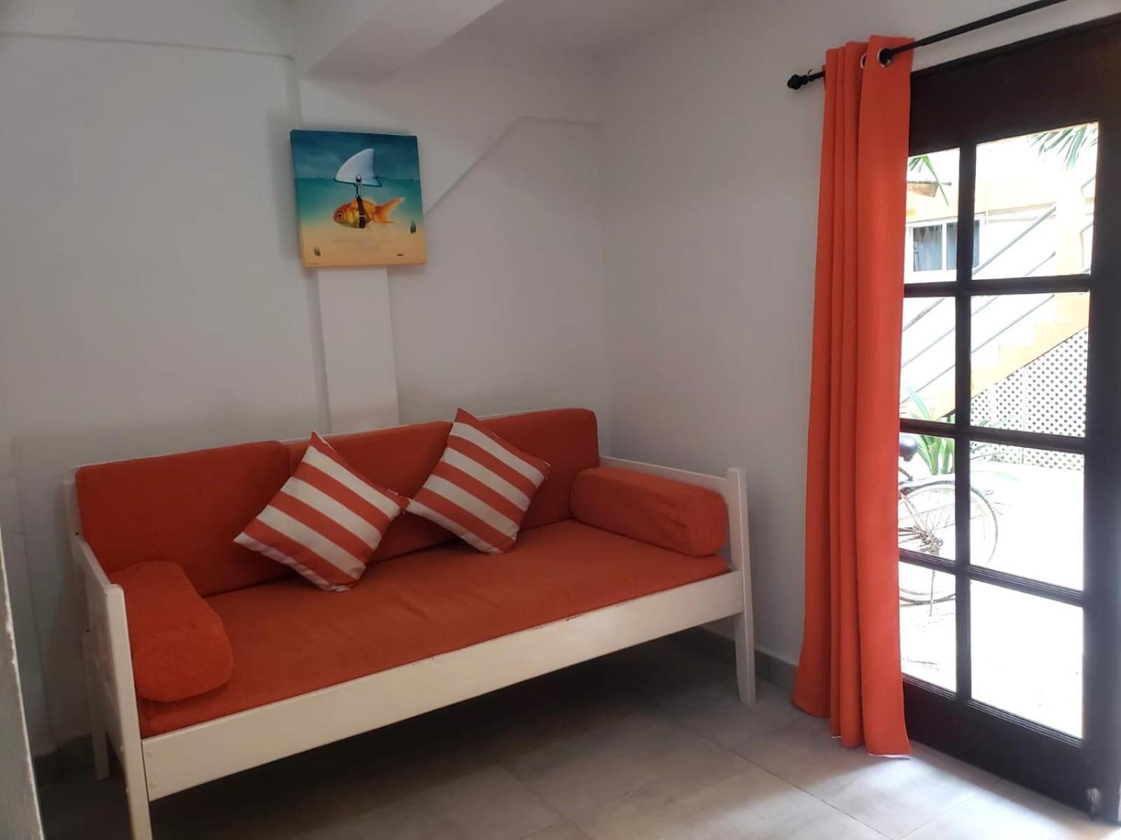 Beach Club Budget Rooms At Popeyes Caye Caulker Esterno foto