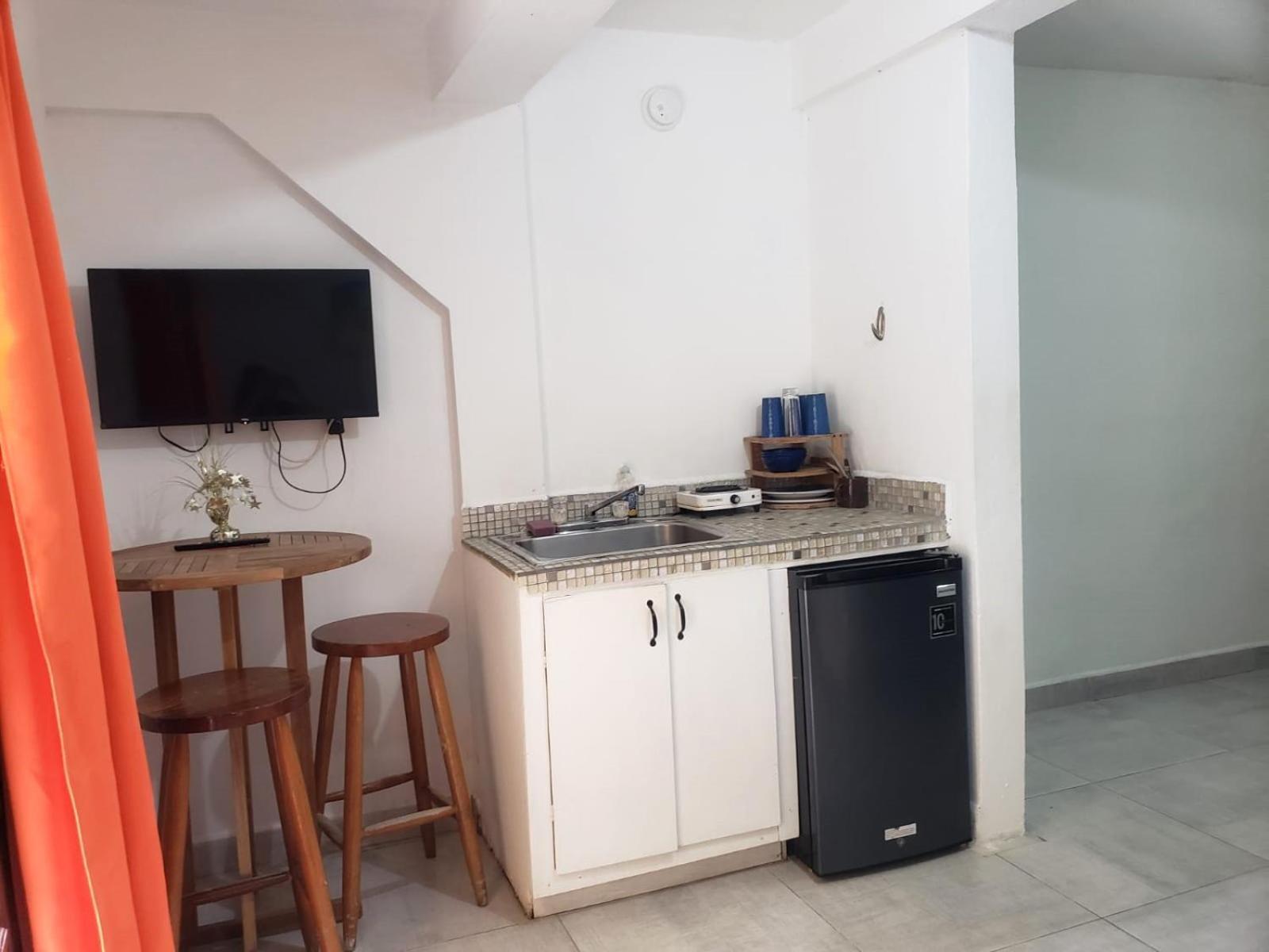 Beach Club Budget Rooms At Popeyes Caye Caulker Esterno foto