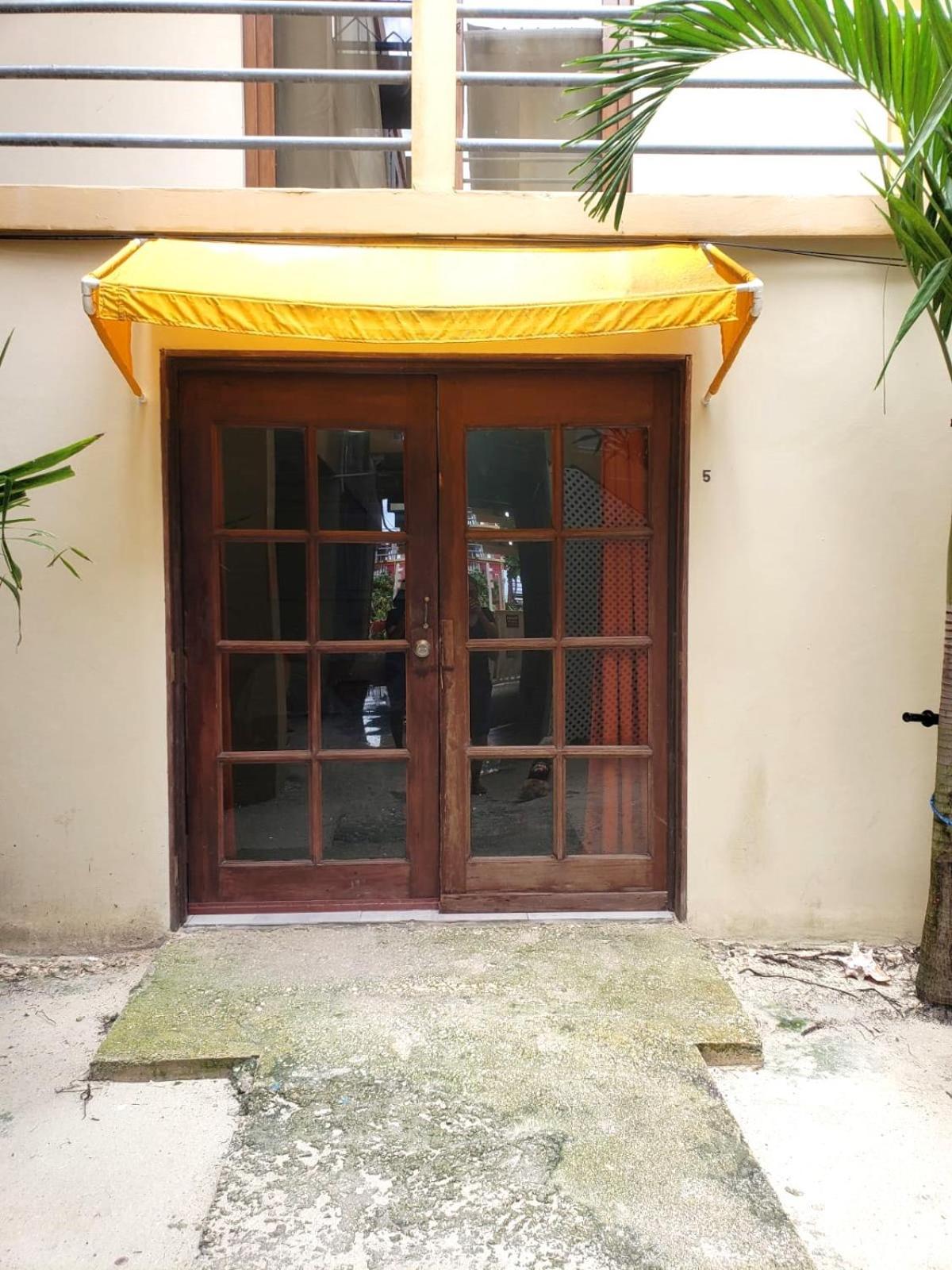 Beach Club Budget Rooms At Popeyes Caye Caulker Esterno foto